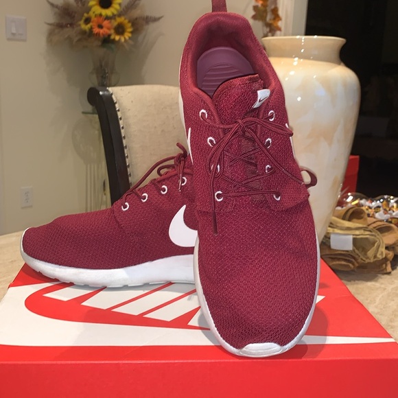 Nike Other - Nike Rosherun Team Red size 11. In great condition